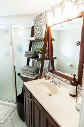 Shower, hair dryer, towels, soap - PROMO 5% WEEKLY AND 10% MONTHLY DISCOUNT!
Charming "Home-tel" Suite 1 (Flagstaff)
