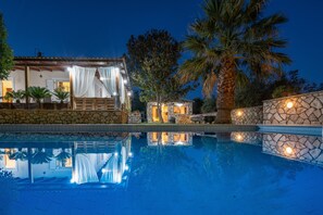 Kolam renang terbuka, payung kolam, kerusi lepak pantai 