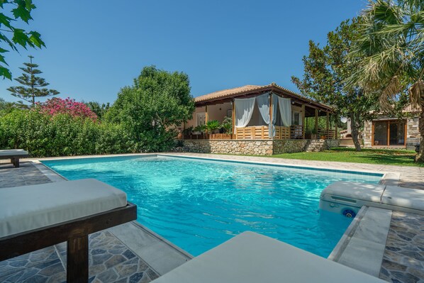 Kolam renang terbuka, payung kolam, kerusi lepak pantai 