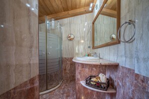 Villa, 4 Bedrooms, Private Pool | Bilik Mandi | Tab mandi dan pancuran berasingan, kelengkapan dandanan diri percuma 