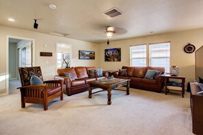 Smart TV, Netflix, DVD player, foosball - Top-Rated for Families – Park, Toys, Game Room, Garage, A/C + Comfy Movie Loft (Colorado Springs)