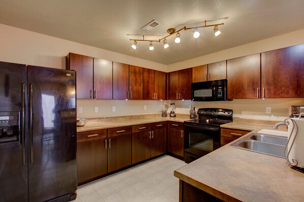 Een koelkast, een microgolfoven, een oven, een kookplaat