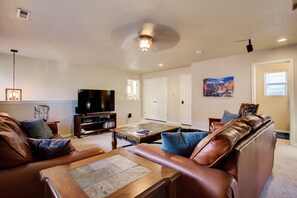 Smart-tv, Netflix, een dvd-speler en tafelvoetbal