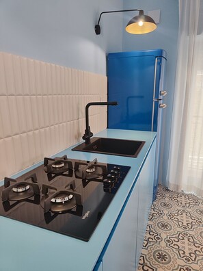 Fridge, stovetop, coffee/tea maker, electric kettle