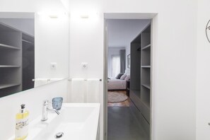 Douche, séchoir à cheveux, serviettes fournies, papier de toilette