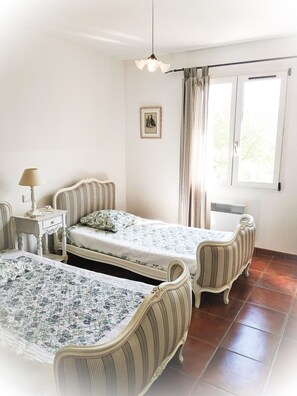 4 bedrooms, in-room safe, iron/ironing board, free WiFi