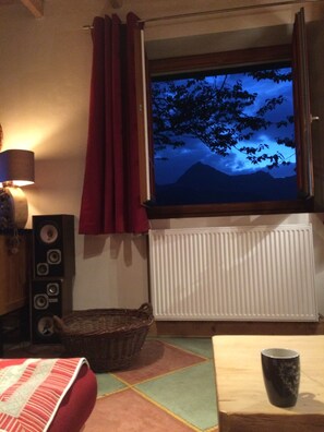 6 chambres, fer et planche à repasser