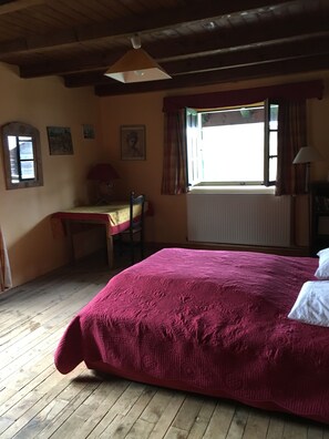 6 dormitorios y tabla de planchar con plancha