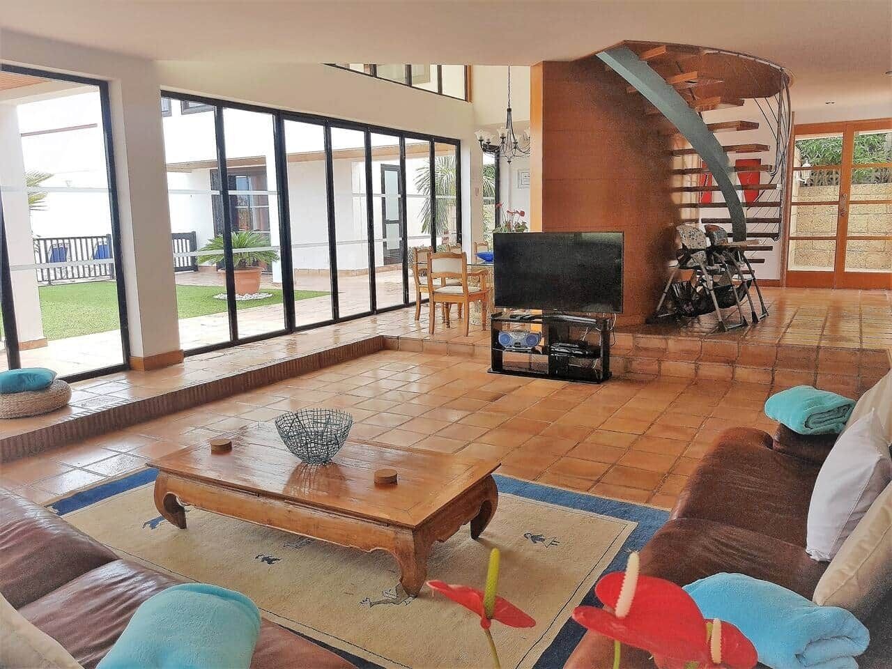 TV connectée, lecteur de DVD, table de tennis de table, livres