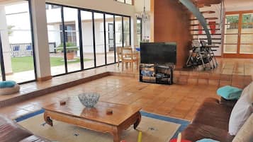 TV connectée, lecteur de DVD, table de tennis de table, livres