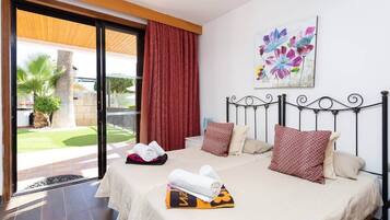 10 bedrooms, in-room safe, iron/ironing board, free WiFi