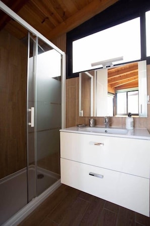 Combined shower/tub, hair dryer, towels, soap - ViVa Royal (Arona)