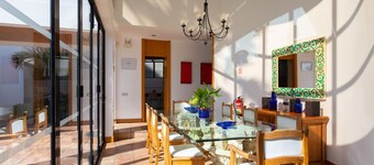 Villa con piscina para vacaciones grupales exclusivas bajo palmeras