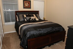 4 bedrooms, desk, iron/ironing board, free WiFi - Mid-Term Rental: Spacious Home, Fully Furnished-Relo, Corp travel, Ins Stays (Arlington)