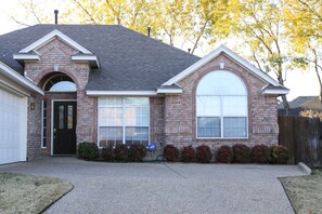 Exterior detail - Mid-Term Rental: Spacious Home, Fully Furnished-Relo, Corp travel, Ins Stays (Arlington)