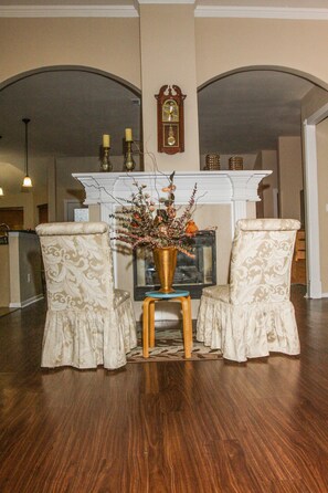 Lobby - Mid-Term Rental: Spacious Home, Fully Furnished-Relo, Corp travel, Ins Stays (Arlington)