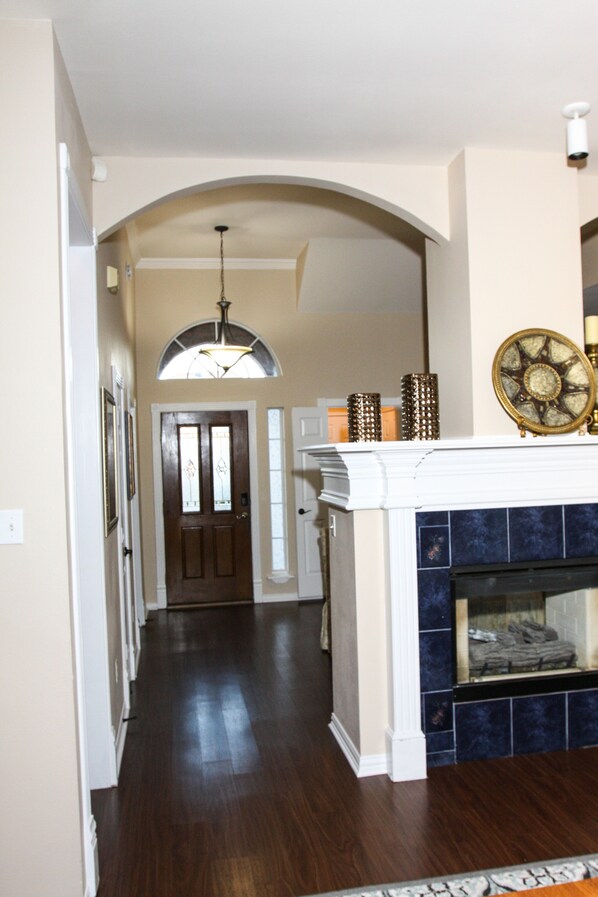 Interior - Mid-Term Rental: Spacious Home, Fully Furnished-Relo, Corp travel, Ins Stays (Arlington)