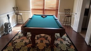Games room - Mid-Term Rental: Spacious Home, Fully Furnished-Relo, Corp travel, Ins Stays (Arlington)