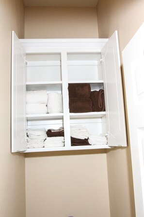 Interior - Mid-Term Rental: Spacious Home, Fully Furnished-Relo, Corp travel, Ins Stays (Arlington)