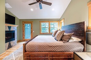 4 bedrooms, desk, iron/ironing board, travel crib