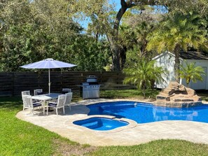 Una piscina al aire libre, una piscina climatizada