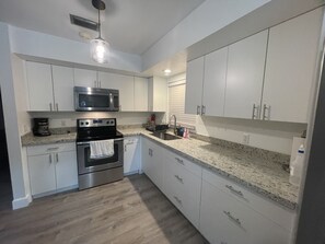 Geladeira, micro-ondas, fogão, cooktop