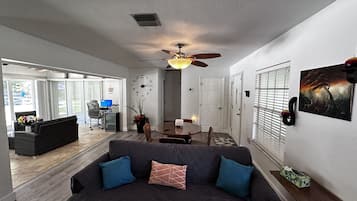 Televisor intel·ligent, reproductor de DVD i pantalles d'ordinador