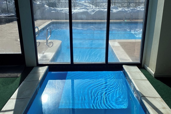 Een verwarmd zwembad