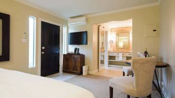 Schreibtisch, Bügeleisen/Bügelbrett, Reisekinderbett, WLAN