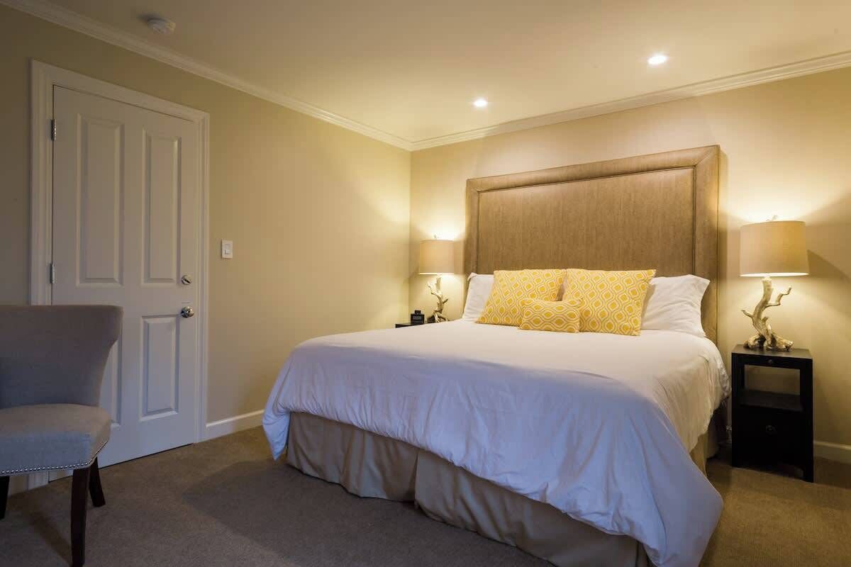 Desk, iron/ironing board, travel crib, WiFi