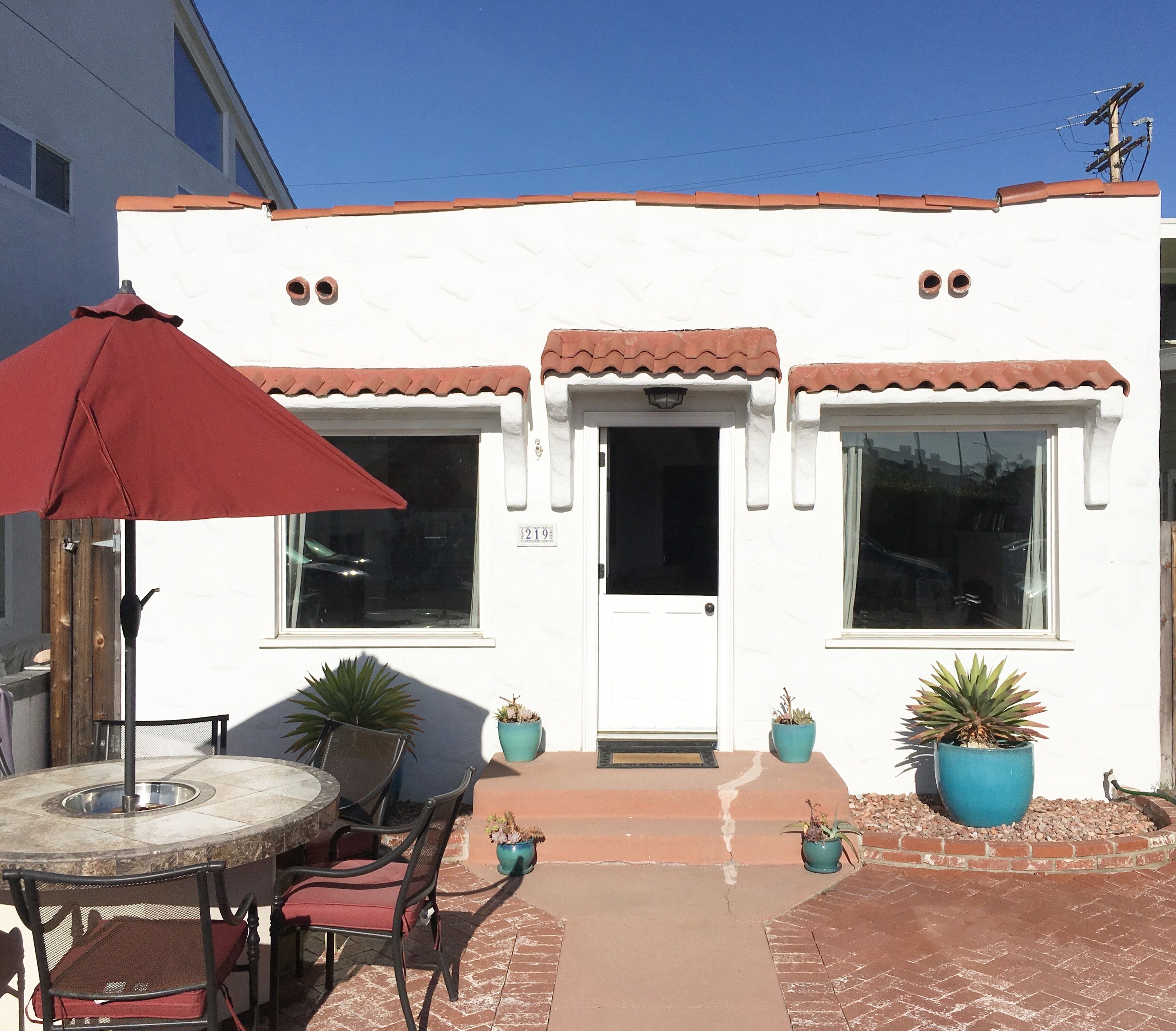 Stay at the beach in your own private cottage. Parking and AC included!
