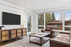 Smart TV, fireplace - Outpost: King Ridge 2 - AC & Hot Tub! (Jackson)