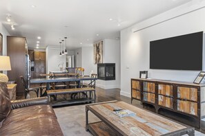 Smart TV, fireplace - Outpost: King Ridge 2 - AC & Hot Tub! (Jackson)