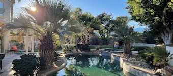 Vi uppmanar dig att stanna !! NÀra till platser och golf .. Mountain View solnedgÄngar vid poolen