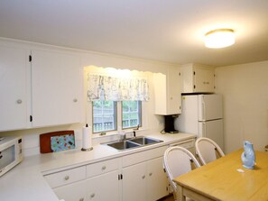 Fridge, microwave, oven, stovetop - 4 Bedrooms, 2 Baths, Sleeps 8-10 (Chatham)