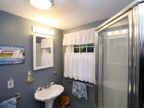 Shower, soap, toilet paper - 4 Bedrooms, 2 Baths, Sleeps 8-10 (Chatham)