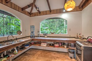 Fridge, oven, stovetop, coffee/tea maker