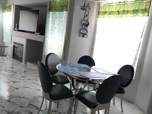 Dining - Gorgeous Clean 4 Bedroom Glendale Vacation Home + Wi-Fi (Glendale)