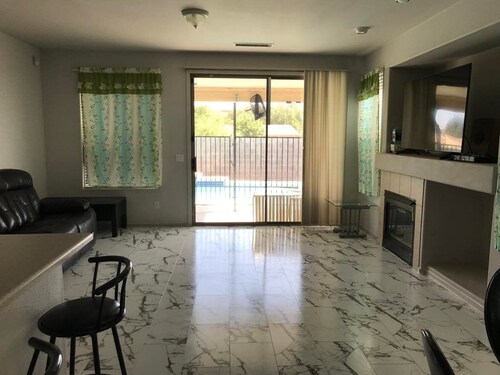 Gorgeous Clean 4 Bedroom Glendale Vacation Home + Wi-Fi