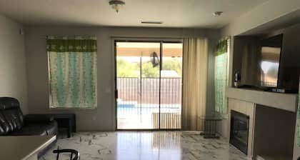Gorgeous Clean 4 Bedroom Glendale Vacation Home + Wi-Fi
