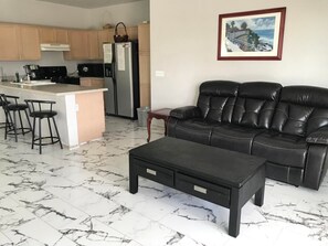 Smart TV, fireplace, printers - Gorgeous Clean 4 Bedroom Glendale Vacation Home + Wi-Fi (Glendale)