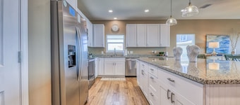 🏝️OCEAN BLUE🏝️ Clean, comfortable home ON the beach! Families love us!❤️