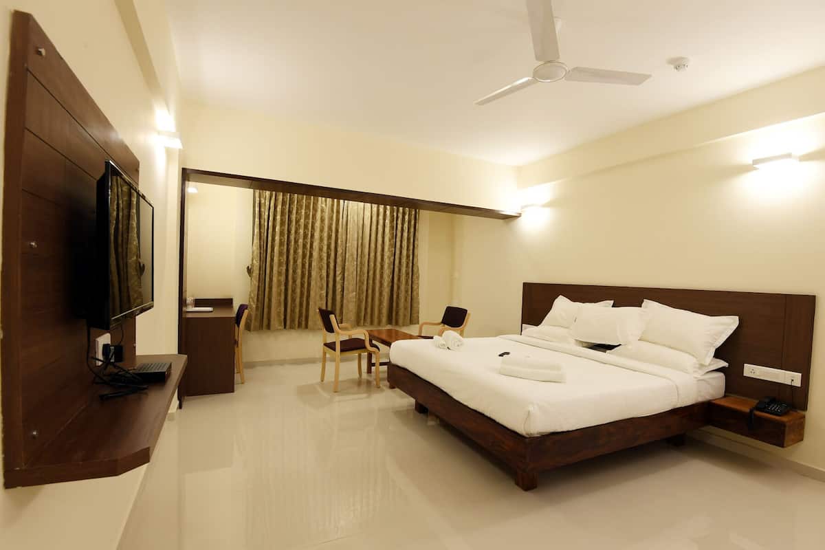 Business Double Room, 1 Bedroom, City View | Minibar, in-room safe, desk, soundproofing