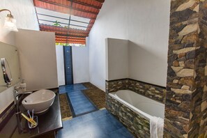 标准套房, 无烟房, 度假村景观 | 客房内保险箱、办公桌、折叠床/加床(额外收费)