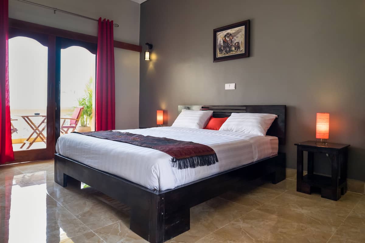 Superior tweepersoonskamer, 1 queensize bed, balkon, uitzicht op zee | Een kluis op de kamer, individueel gedecoreerd, een bureau