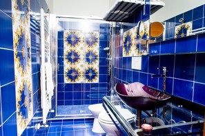 غرفة مزدوجة مريحة | حمام | تجهيزات دش، مستلزمات مجانية للعناية الشخصية، مراحيض شطف، مناشف