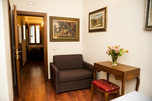 غرفة مزدوجة مريحة | ميني بار وخزنة داخل الغرفة ومكتب ومكواة/لوح كي