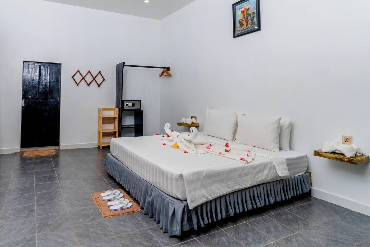 Habitación doble Deluxe, vista al jardín | Minibar, caja de seguridad en la habitación y escritorio 