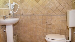 A bathroom with a sink, toilet, bidet, and a mirror. - Agriturismo Fassi (Guardavalle)