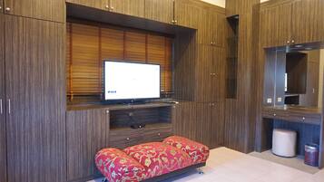 7-Bedroom House | Living area | Flat-screen TV